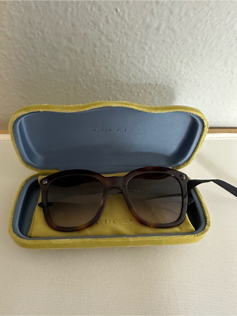 Gucci women’s Tortoiseshell Brown Sunglasses with Dark Lenses